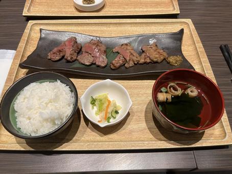 牛タン 牛タン 牛タン,定食,汁の写真素材