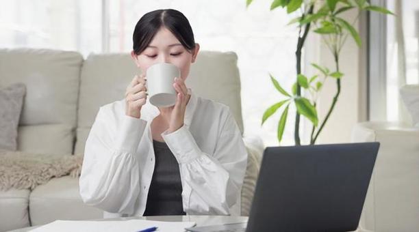 勉強中に一息つくアジア人女性 勉強中に一息つくアジア人女性 女性,勉強,休憩の写真素材