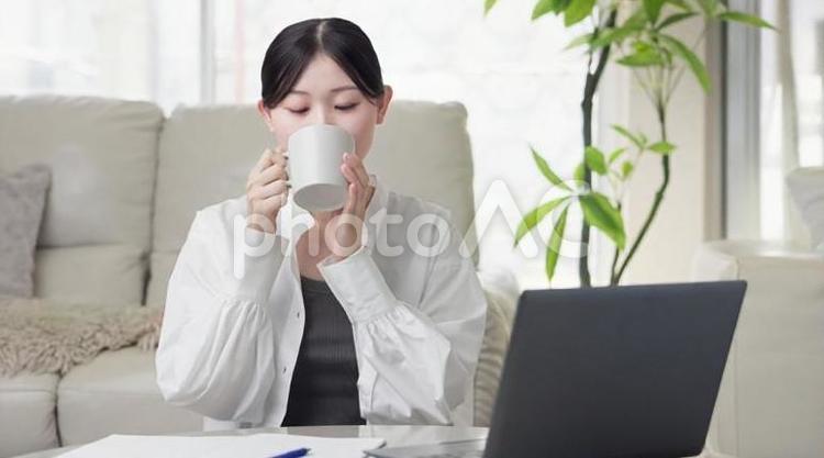 勉強中に一息つくアジア人女性 女性,勉強,休憩の写真素材