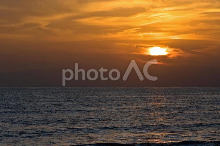 夕暮れ時の湘南の海 湘南,海,さざ波の写真素材