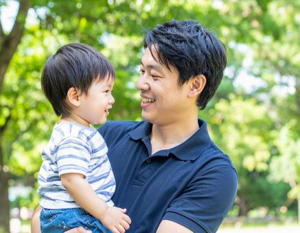 見つめ合う父と子 見つめ合う父と子の写真