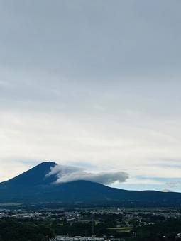 雲がかかる山と市街地の風景 雲がかかる山と市街地の風景 富士山,山,雲の写真素材