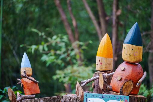 森の中にある小さなカラフルオブジェ 屋外,昼間,夏の写真素材