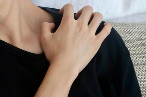 肩をさわる男性 肩をさわる男性の写真