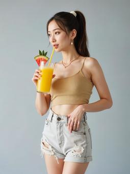 夏らしい飲み物を楽しむ女性(AI生成) 夏らしい飲み物を楽しむ女性(AI生成)の写真
