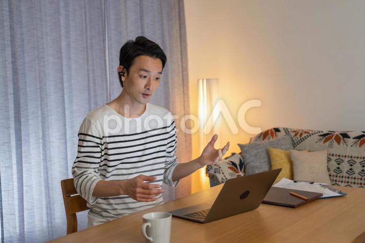 夜に仕事をする男性 男性,パソコン,自宅の写真素材