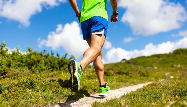 ランニングをする男性 ランニングをする男性の写真