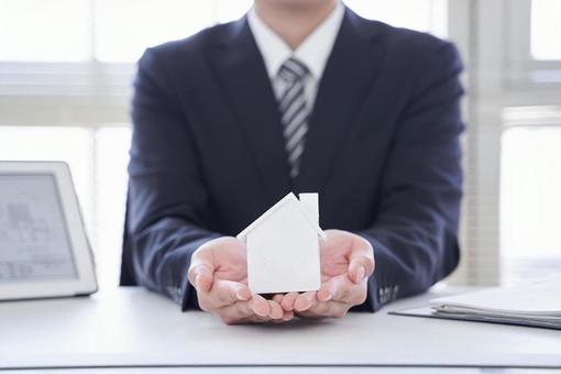 Real estate salesman with a house object, bienes raíces, negocios, vendedor, JPG