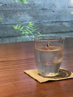 カウンターに置いた水 カウンターに置いた水 水,冷水,氷の写真素材