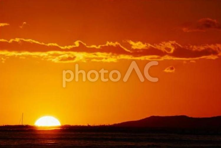 ハワイ・ワイキキビーチから見る日没 日没,太陽,逆光の写真素材