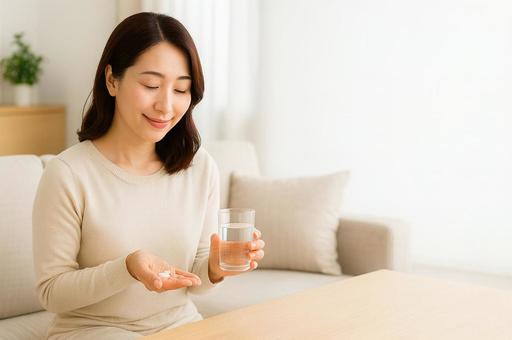 薬を飲む準備をする女性 薬を飲む準備をする女性の写真