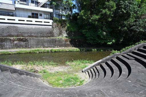 公園にある川 公園にある川の写真