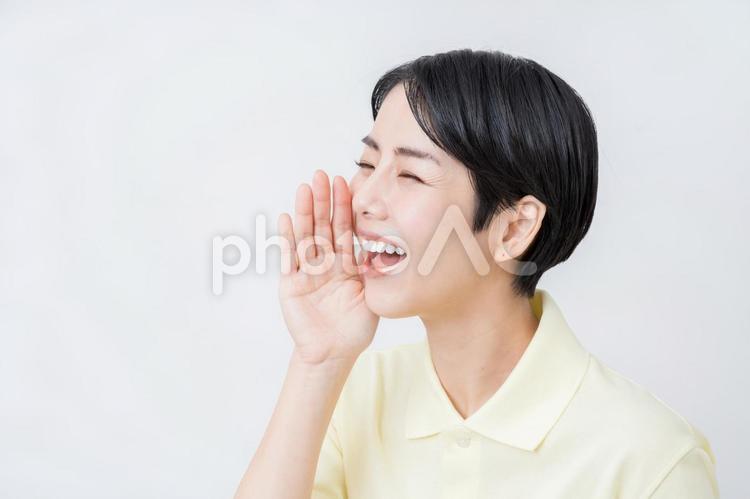 声がけをする介護士の女性。 介護,介護福祉士,介護士の写真素材