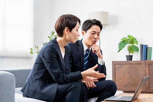 ソファに座るビジネスマン二人 ソファに座るビジネスマン二人 会話,話す,ビジネスの写真素材