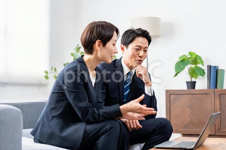 ソファに座るビジネスマン二人 会話,話す,ビジネスの写真素材