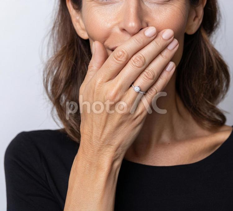 口元を抑える仕草をする女性 女性,ジェスチャー,口の写真素材