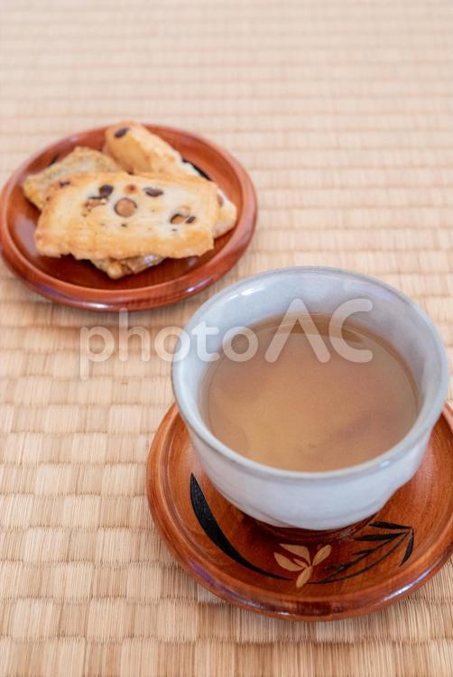 和風畳の上に豆煎餅とお茶 お茶,茶,飲み物の写真素材