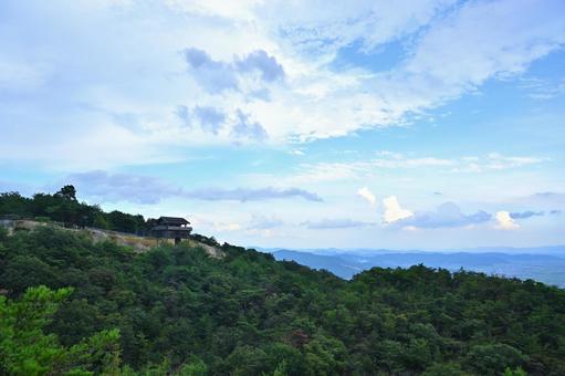 山上にそびえる鬼ノ城の展望の写真