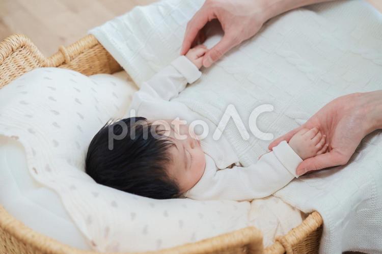 赤ちゃんの小さな手に触れる大人 赤ちゃん,眠る,寝顔の写真素材