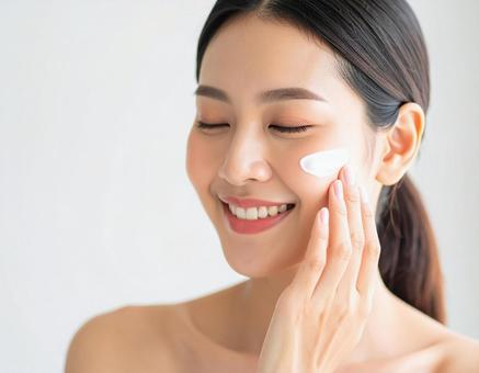 保湿クリームを塗る女性 スキンケア4 保湿クリームを塗る女性 スキンケア4の写真