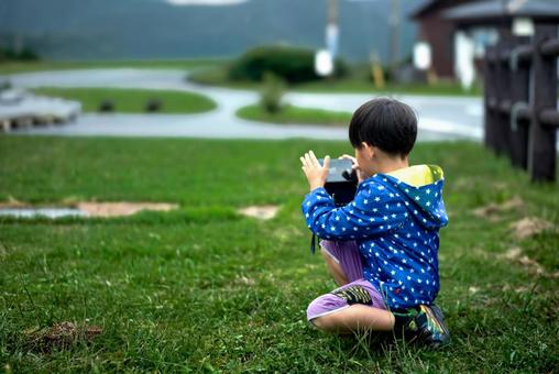 ＜素材＞公園でスマホで写真を撮る男の子 子供,スマホ,写真の写真素材