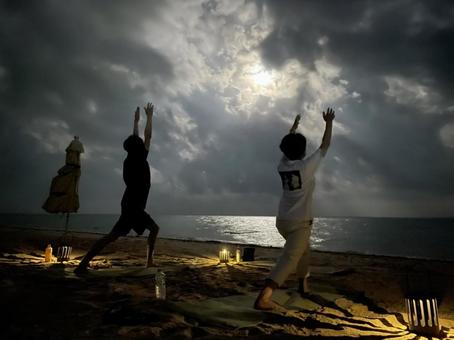 夜の浜辺ヨガ 夜の浜辺ヨガ ヨガ,夜ヨガ,屋外ヨガの写真素材