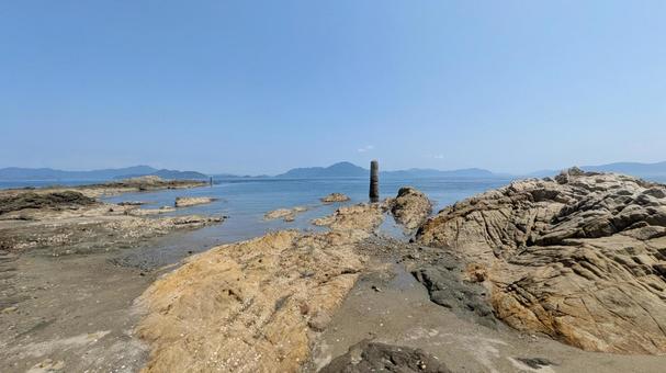 岩と砂浜が織りなす海岸線-02 岩と砂浜が織りなす海岸線-02の写真