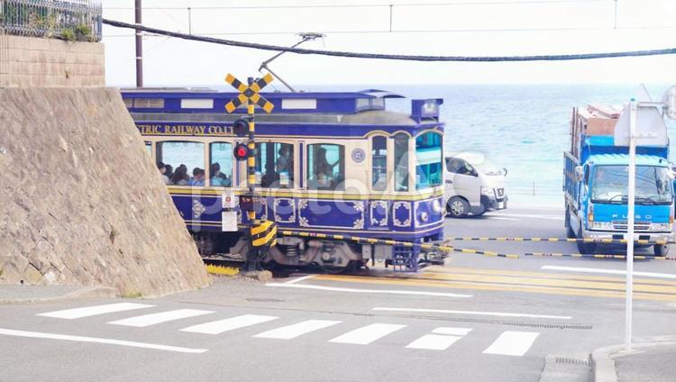 江ノ電、鎌倉高校前の踏切と海 江ノ電、鎌倉高校前の踏切と海 鎌倉高校前,踏切,海の写真素材