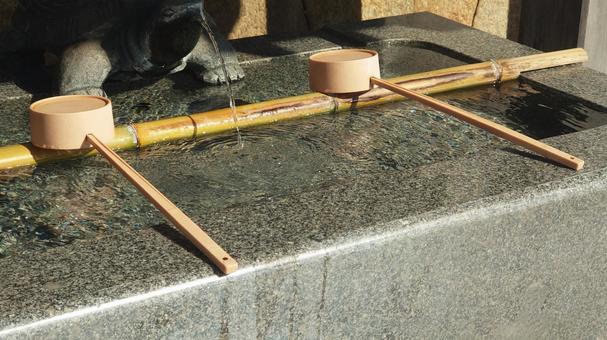  神社仏閣の手水舎　参拝　日本の風景 手水舎,神社,参拝の写真素材
