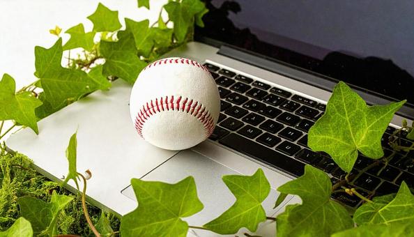 野球イメージ 机の上の野球ボール 野球イメージ 机の上の野球ボールの写真