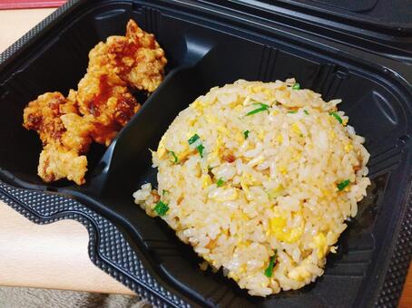 チャーハンとからあげのお弁当 チャーハン,食べ物,フードの写真素材