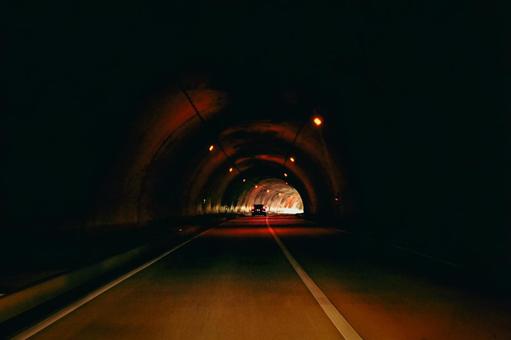 <素材>暗いトンネルの中の道路の風景 <素材>暗いトンネルの中の道路の風景の写真