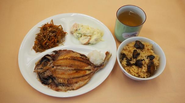 鰺の開き&きんぴら牛蒡&ポテトサラダ 鰺の開き&きんぴら牛蒡&ポテトサラダ 鰺の開き,きんぴらゴボウ,ポテトサラダの写真素材