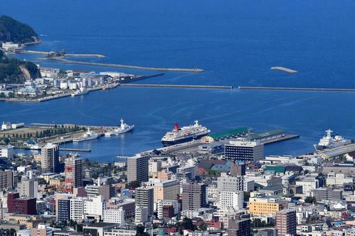 小樽港の大型クルーズ船 天狗山から 小樽港の大型クルーズ船 天狗山から 小樽,港,クルーズ船の写真素材