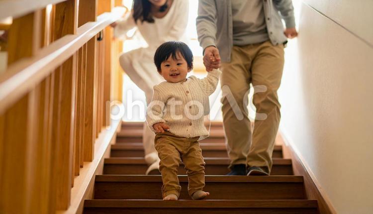 階段を下りるのが楽しい子供と見守る両親 男の子,階段,子供の写真素材