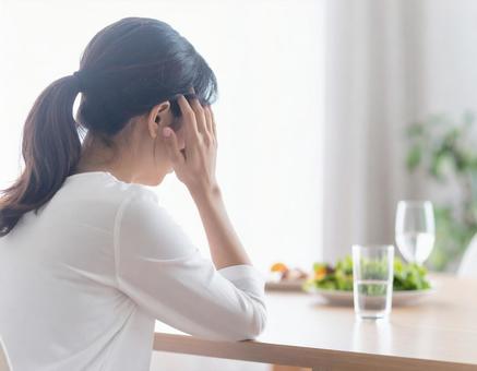 頭を抱える女性 頭を抱える女性の写真