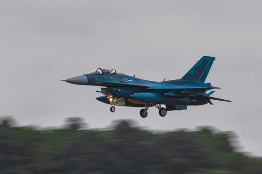ファイナルアプローチF-2戦闘機 ファイナルアプローチF-2戦闘機 戦闘機,着陸,訓練の写真素材