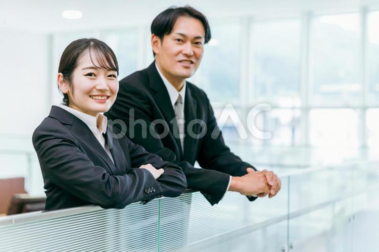 オフィスにいる男女（カメラ目線） ビジネス,転職,企業の写真素材