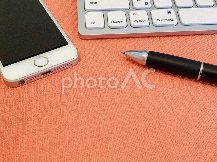 スマホとPC（ピンク） キーボード,スマホ,スマートフォンの写真素材