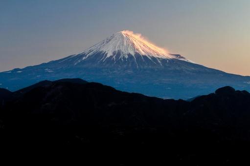 早朝に染まる冠雪の富士山 富士山,冬,2月の写真素材