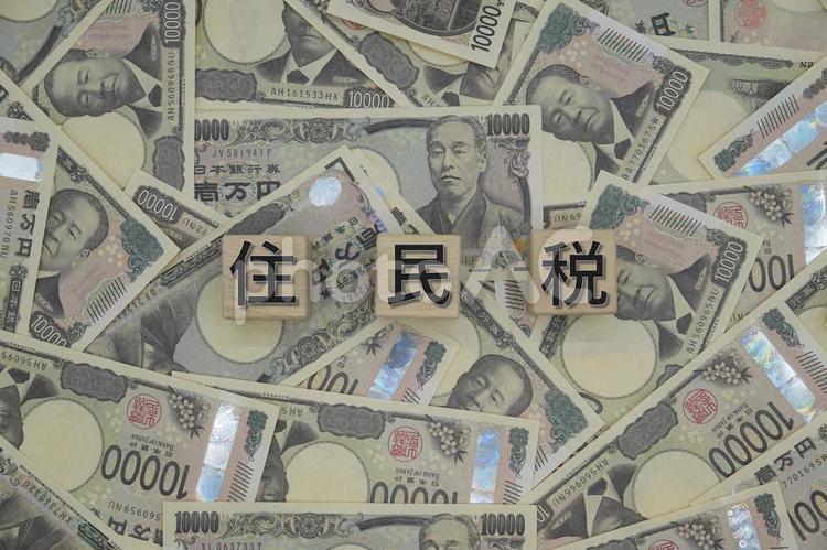 「住民税」の文字と背面全面に万札 住民税,ふるさと納税,納税の写真素材