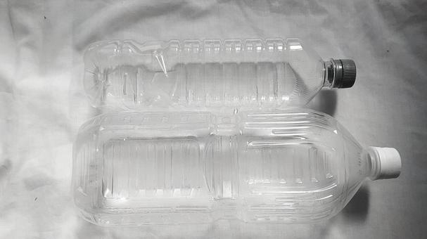ペットボトル1Lと2Lモノクロ・2 ペットボトル1Lと2Lモノクロ・2の写真