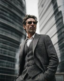 都会を見つめる男性のポートレート 都会を見つめる男性のポートレートの写真