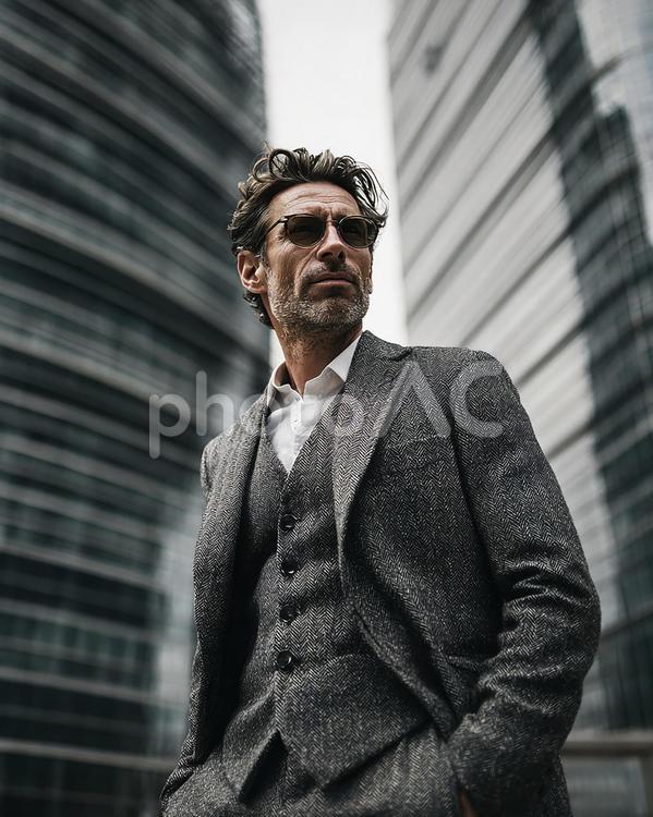都会を見つめる男性のポートレート 男性,ファッション,スーツの写真素材