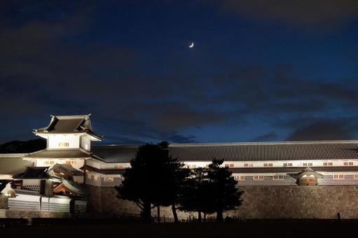 金沢城と三日月　夜景　ライトアップ 金沢城,三日月,金沢の写真素材