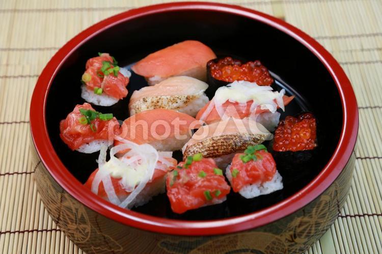 寿司　サーモンづくし 炙りサーモン,とろサーモン,オニオンサーモンの写真素材