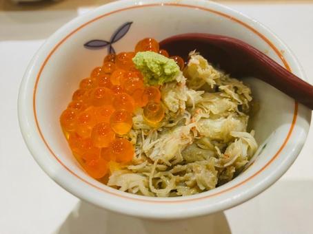 蟹といくらが贅沢な海鮮丼 蟹といくらが贅沢な海鮮丼 海鮮,海鮮丼,寿司の写真素材