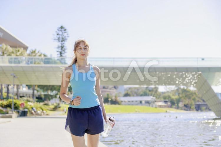 スポーツウエアを着た女性 女性,運動,健康の写真素材
