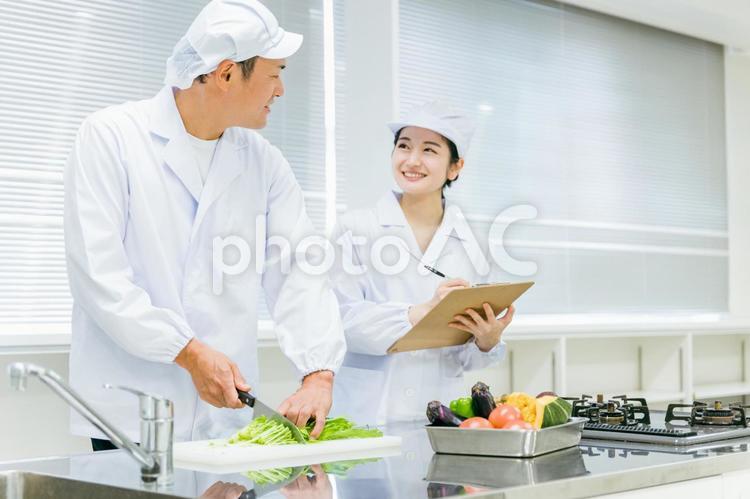 食品工場で働く男女（分析・検査） 調理員,給食センター,料理の写真素材