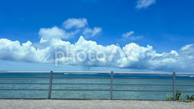 手すりの向こう側に見える海と空 海,空,手すりの写真素材